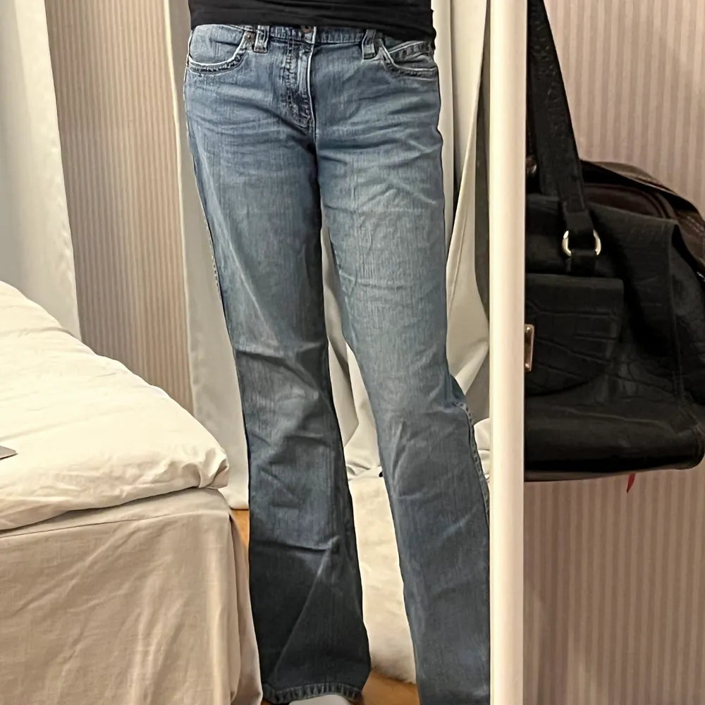 Superfina stretchiga lowrise jeans från esprit med snygga fickor;) Midjemått är typ 86cm när de är på och innerbenslängden är cirka 79cm💗 Det är bara att skriva om du har några frågor och kommer även starta budgivning om det e många intresserade . Jeans & Byxor.