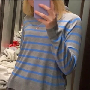 Randig tröja från Zara - Lånad bild💙Säljer min ass snygga tröja som e ass populär💙 Men jag måste sälja den då jag kom på att jag har beställt en väldigt liknande💙 Den är bara använd 1 gång💙 