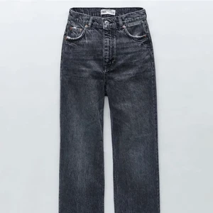 Långa Jeans från Zara - Slutsålda långa jeans från Zara. Dom är gråa och långa på mig som är 171, men går även att klippa av eller sy upp om man vill ha kortare. Passar perfekt på mig som vanligtvis är en S/M i byxor ❤️‍🔥