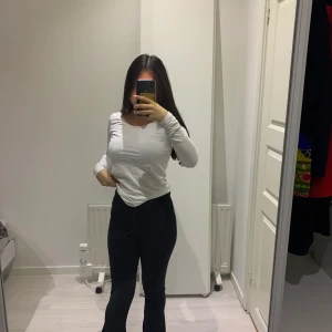 Bootcut jeans - Ett par natasha bootcut jeans i petite från Gina tricot i storlek Xs säljes ENDAST använd 1 gång, passar för dig som är 160 eller kortare nypris:399kr 