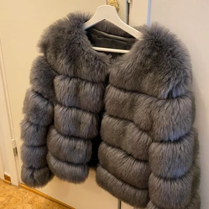 Chelsea Jacka  - Väldigt bra skick och fin jacka. Knappt använd sen jag fick den. Fuskpäls! 