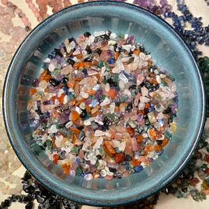 kristallkonfetti! <3 - Säljer detta kristallkonfettit! 🤩 då det ibland blir över kristallchips när jag tillverkar smycken så tänkte jag sälja det som kristallkonfetti istället för att slänga! går att köpa i 3 olika mängder, (se bild 2),  välj mellan : L - 89kr, M - 59kr och S - 39kr 😇 frakten ligger på 49-25-13kr (L-M-S) 💛 de kristaller som finns med i blandningen: bergskristall, rosenkvarts, jordgubbskvarts, ametist, sodalit, moss+indian-agat, snowflake obsidian och månsten 🥰 bara att fråga om egenskaperna :))