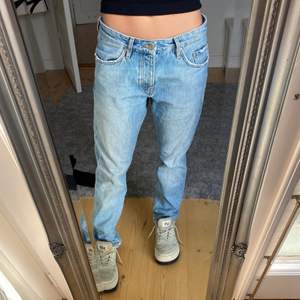 Säljer dessa jättefina ljusblåa jeans då dom inte kommer till användning💕 storlek 36/38. Frakt betalas av köparen.