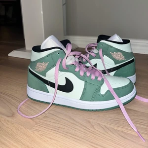 Oanvända jordans!! - Säljer mina jordans då de ej kommer till användning! Aldrig använda så de är som nya. Köpta på soldout för 3700 kr (kan visa beställning om du vill!!) Super fina💕💕😍 storlek 38. Frakt ingår i priset men spårbart får du som köpare stå för💕