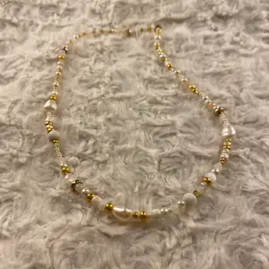 Ett  guld vitt halsband 
