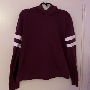 En mörkröd hoodie från GinaTricot. -  Den är knappt använd. Den är i storlek M.