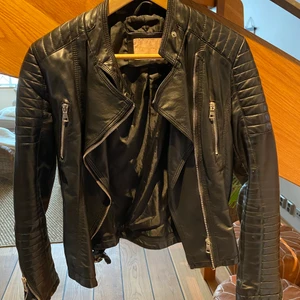 Skinnjacka  - Fake skinnjacka köpt på tessie för några år sedan. I fint skick, köparen står för frakt!