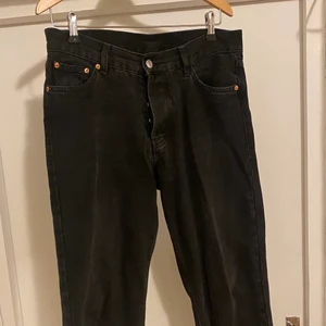 Sweetsktbs vida byxor - Sweetsktbs vida svarta jeans. Bra skick! Storlek 29/32. 