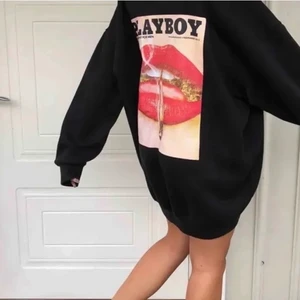 PlayBoy Hoodie  - As snygg svart Playboy Hoodie helt oanvänd med prislapp kvar⚡️ Köpt för 689 på Missguided 