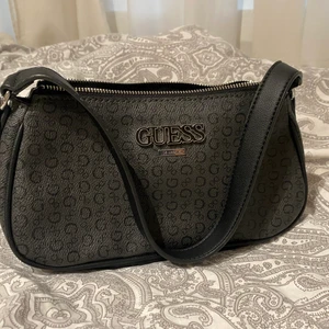 Axel Väska - Jätte fin Axel väska från guess (äkta). Säljer den för den ej kommer i användning.💕 Köpt för 600 säljer för 400. Har bara använt den ett par gånger.