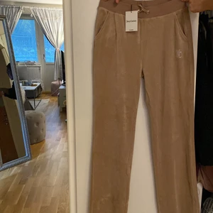 Juicy Couture storlek L - Jättesköna byxor, bra längd. Velour byxor som aldrig är använda.