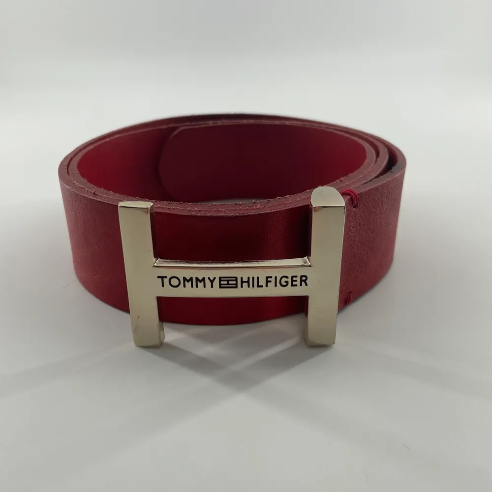 Blood red belt 🩸 from TH. Never worn really good condition. Dm for more questions ❤️. Accessoarer.