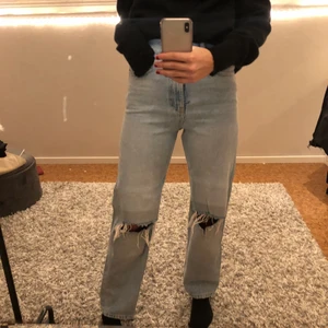 Blå raka jeans storlek 36 - Jag säljer nu mina fina och populära raka jeans från gina. Byxorna är i storlek 36. Skriv för fler bilder. Köparen står för frakten 