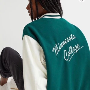 INTRESSEKOLL!  - INTRESSEKOLL! jacka från hm, (inte mina bilder), helt ny, aldrig använd, storlek L men är som en M. 