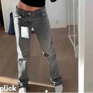 Zara jeans - Dom jättepopulära gråa jeansen från zara! Frakt kostar 66 kr💕💕