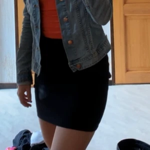 Kjol - Säljer denna kjol i stl XS/S, sitter tajt, formar kroppen fint! Säljer för 90 kr! Frakt tillkommer!❤️