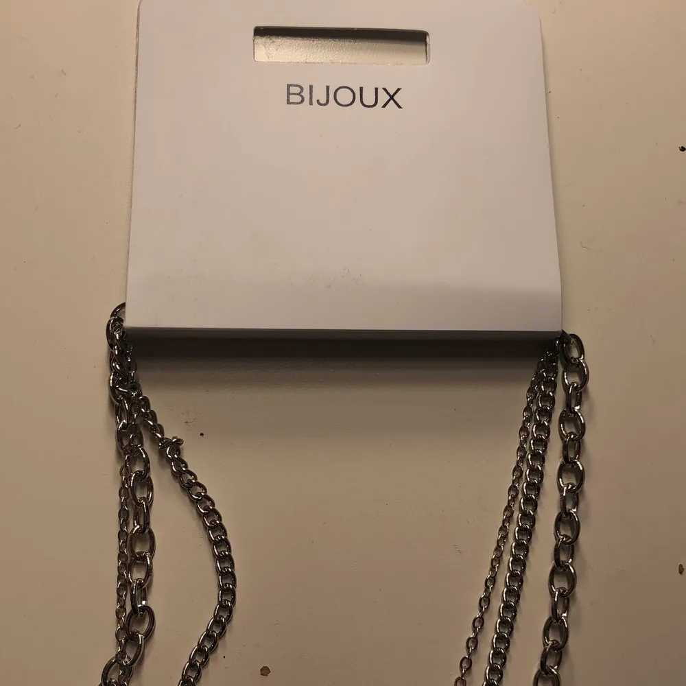 Helt oanvänt silver halsband i toppskick! Silvriga stenar som hänger svin snyggt. Från bijoux! Kontakta mig för mer information! Säljer för 150 ink frakt . Accessoarer.