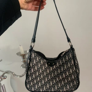 Väska  - Jätte fin väska nästan helt oanvänd. Frakt 66kr, kan mötas upp i Stockholm. 💓💓🤩 skicka privat om fler bilder 