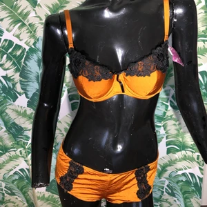 Nice set - 80C and 40/40 panties. Brand new with tags