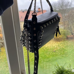 Nitväska - Lägger ut igen pga av oseriösa köpare! Väskan är i nyskick och knappt använd. Skriv för fler bilder❤️ buda från 300kr❤️ elr köp direkt för 450💓