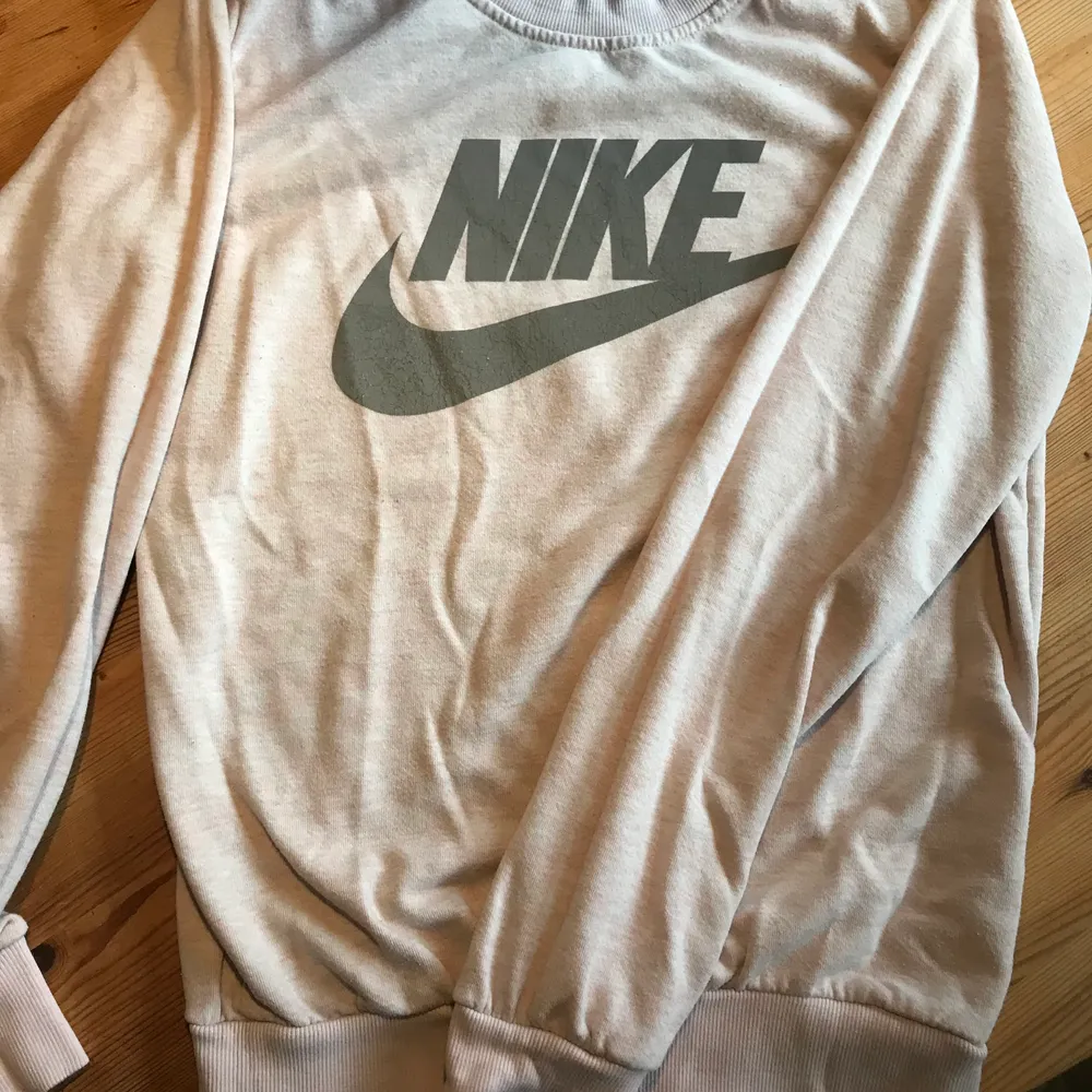 Nike tröja rosa/vit.  Storlek L men passar s/xs. Tröjor & Koftor.
