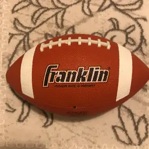 Amerikansk fotboll Franklin junior size and weight.  Inte pumpat. 30cm bredd. Perfekt skick!! 🏈 