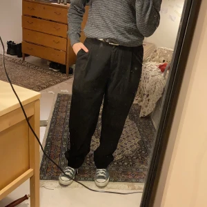 Kostymbyxor - Har vuxit ur mina absoluta favoritkostymbyxor. Dessa är fantastiska. As-snygga uppvikta och nervikta, sitter skönt med perfekt höjd i midjan och perfekta pösigheten. 