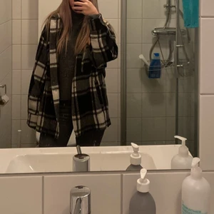 Zara jacka - Zara jacka rutig super fin inte riktigt min stil längre men den är knappast andvänd❤️