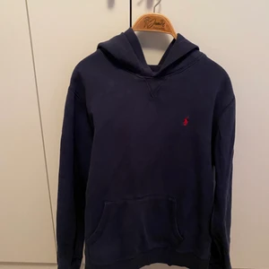 Ralph Lauren hoodie  - Ralph Lauren i ganska bra skick skulle jag säga, storlek small eller 170.