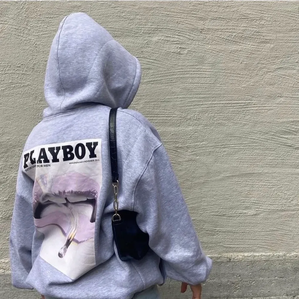 Säljer min helt oanvända playboy hoodie med lappen kvar i storlek 32 men passar även 34 och 36. Skriv vid minsta fråga💗⭐️. Hoodies.