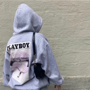 Hoodie  - Säljer min helt oanvända playboy hoodie med lappen kvar i storlek 32 men passar även 34 och 36. Skriv vid minsta fråga💗⭐️