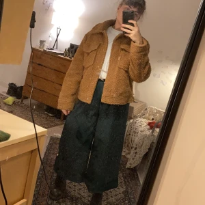 Flowiga byxor - Lite kortare flowiga byxor. Jättesköna och härliga! Använda men i gott skick.