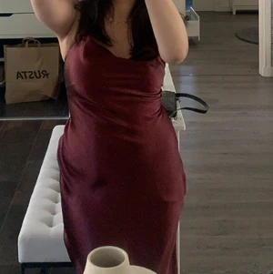 Satin Klänning  - Satin Klänning i, Lila/Vinröd, Snören där bak