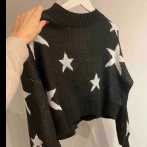 Stjärntröja!  - Fin svart stjärntröja! Varm, perfekt nu till vintern! Väldigt cropad, strl L men skulle mer säga S! Använd hemma bara pågrund av för liten för mig 