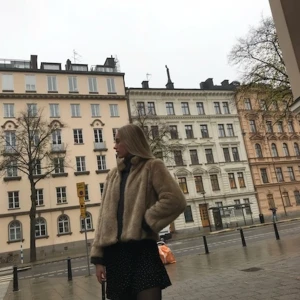 Jacka/päls, nyskick - Jacka. Fuskpäls. Absolut supersnygg. Absolut nyskick. Strl M. Innerfoder i svart. Supermjuk. Från ZARA. Köpare står för frakt.