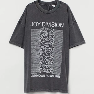 JOY DIVISION TSHIRT - Sjukt snygg tshirt med joy division tryck, köpt på H&M dam avdelningen men passar herr XL/L också. Storlek XL skriv för fler bilder, säljer då den blev lite väl stor för min smak men han ta bort lappen innan så kan ej returnera🌝 superskönt material och så snygg tvättad effekt