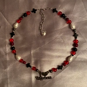 ☆ halsband ☆ - Twilight-inspirerat halsband med en berlock där det står ”I ❤️ vampires” 🧛‍♀️🐇🍷🥀❣️ ! GRATIS FRAKT !
