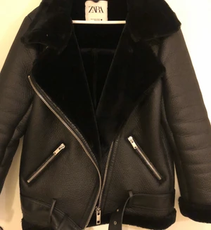 Jacka läder päls  - Säljer min fina läderpäls jacka som är väldigt varm nu till vintern men som har aldrig kommit till användning. Storleken är XS passar även M lite oversize.              Hör av er vid intresse!😊