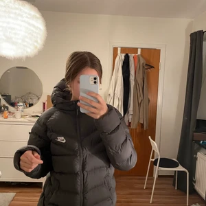 Nike jacka - Det är en barn jacka i storlek 170, sitter som en S/M ungefär. Nypris 900kr aldrig använd så i mycket bra skick