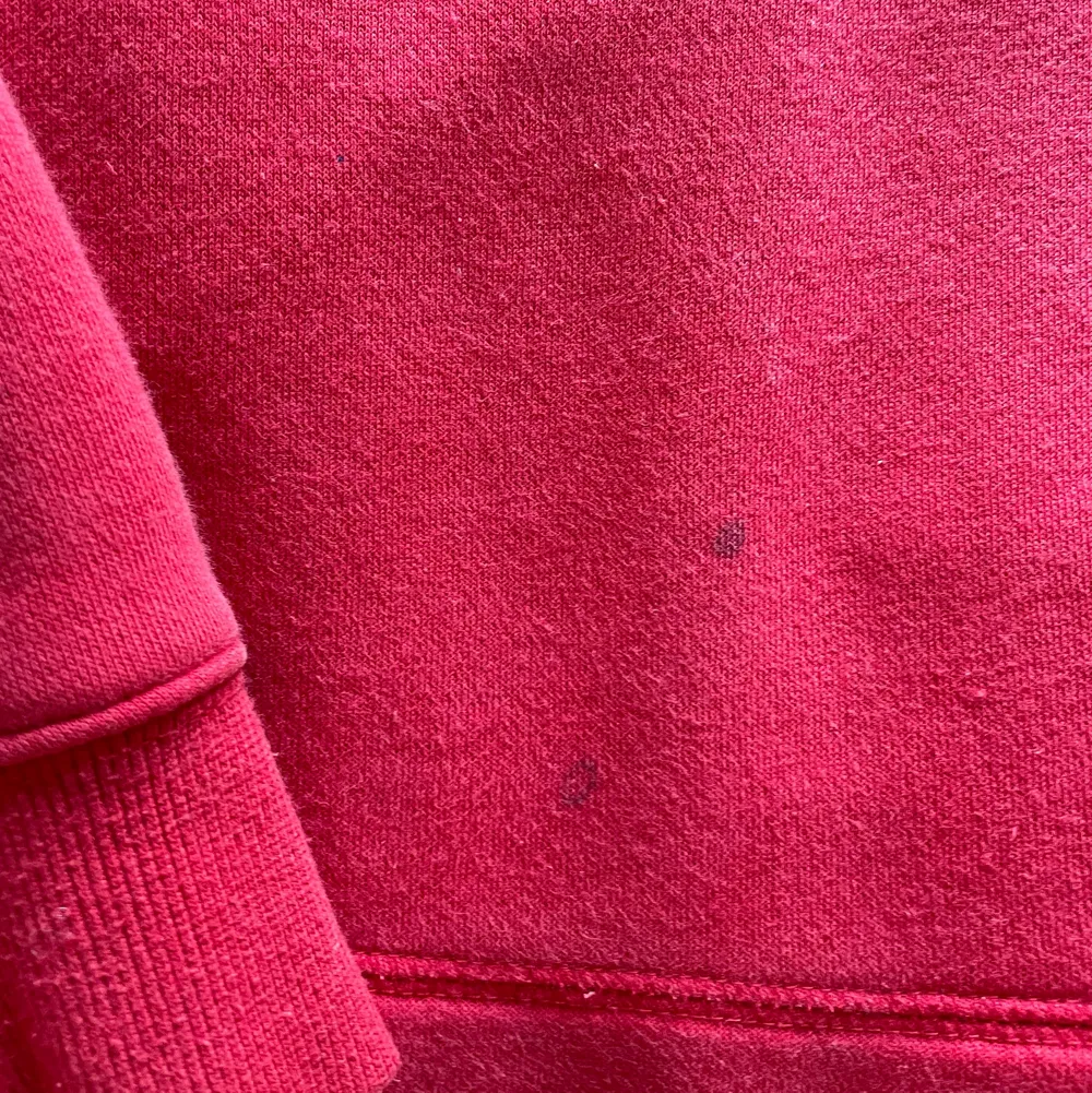 Säljer denna jätte fina röda hoodien från ZARA. Den har någon lite fläck på sig och är inte söker på att den går bort. Men skulle inte säga att man lär märke till den så jätte mycket på🥰. Tröjor & Koftor.