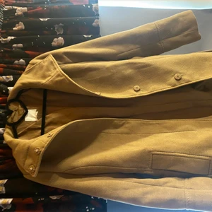 Brun kappa från HM - Kappa från HM, aldrig använd då den inte passar.