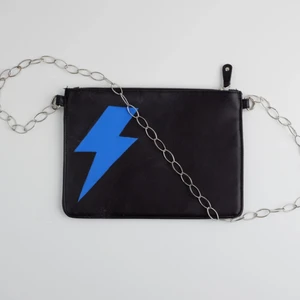 Thunder⚡️ by M.E.J UF - Liten men ändå rymlig väska med medellång kedja. Har två fickor därbak. 180kr + frakt, vid flera intresserade sker budgivning. Blixten tål en del vatten då den är sprejad med skyddslack. 