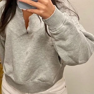 Sweatshirt - Säljer den här jättemysiga tröjan i storlek XS men är lite oversized i modellen så det passar även S/M💕💕   Bild tagen av min lillasyster🧸🤎