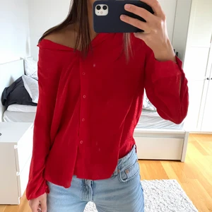 Röd skjorta - Röd skjorta från H&M i storlek 36. Baksidan är lite längre än framsidan och tyget är ganska tunt och har leopardaktigt mönster, se sista bilden. Använd en gång och säljs pga att jag tyvärr inte får användning för den 🧡🧡 säljer för 50 + frakt