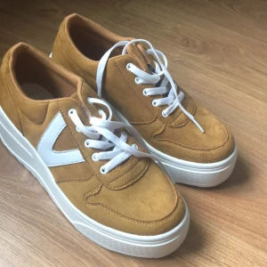 Skor - Skor i mörk gul färg. Helt nya aldrig använda saknar dock innersula