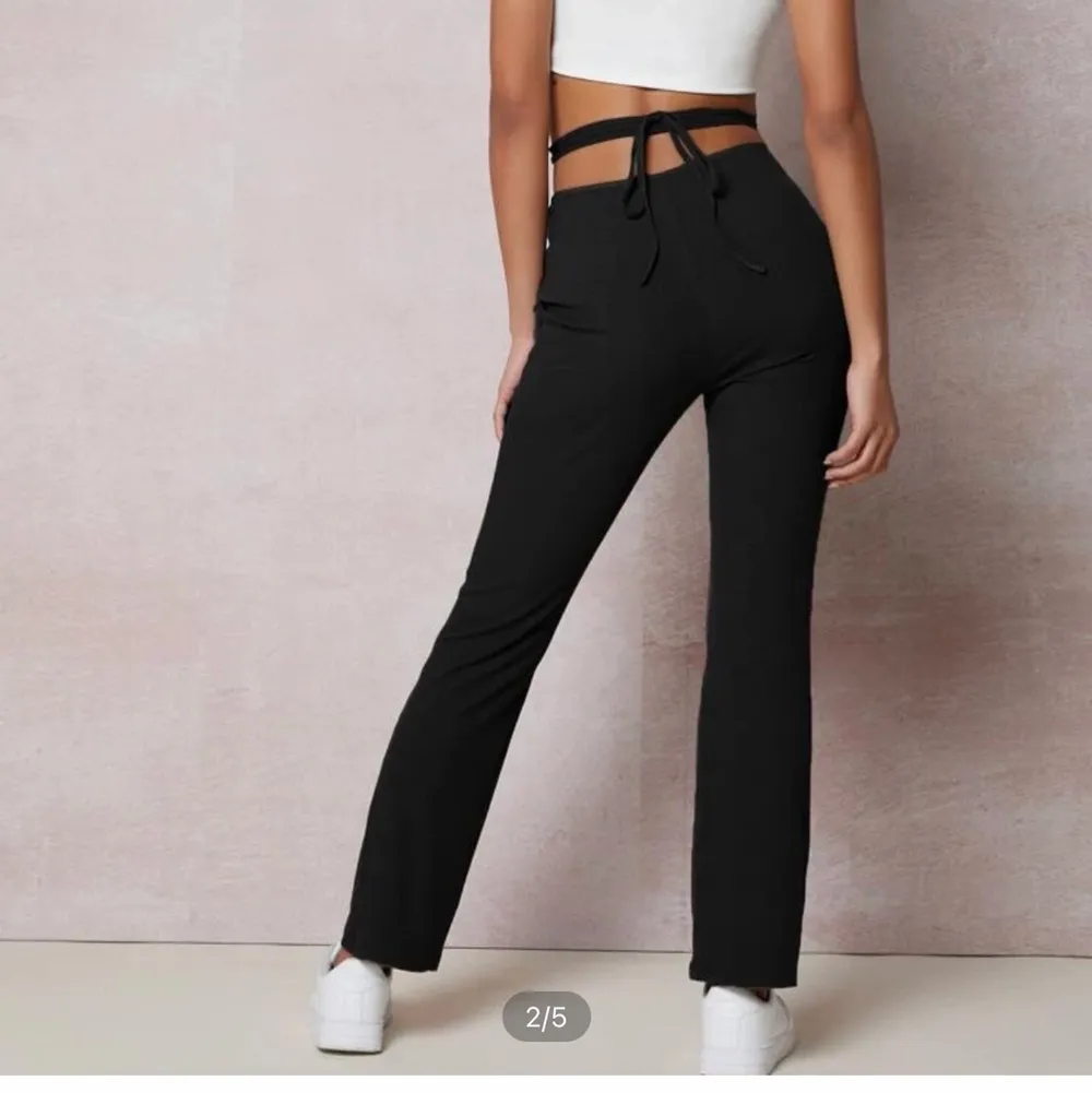 byxor från shein som liknar GIA byxorna som är trendiga. storlek L men passar även M då de går att justera runt midjan.. Jeans & Byxor.