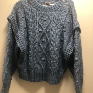 Stickad tröja, st L - Sticks super mysig tröja i storlek L. Knappt använd och i mycket fint skick