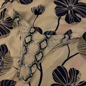 Badkläder  - Har rensat min garderob och behöver göra mig bort med kläder. Säljer inte under 25kr och frakt ingår inte🚚📦 du får bestämma priset på plagget själv💕