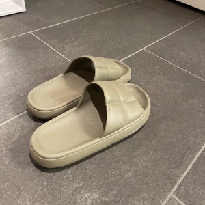 Tofflor - Säljer mina tofflor i storlek 38!! Sköna att bara dra på och ha till våren/sommaren🤍