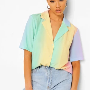 Blus multifärgad storlek 38 - Helt ny blus för dig som älskar färgglada kläder. Storlek 38